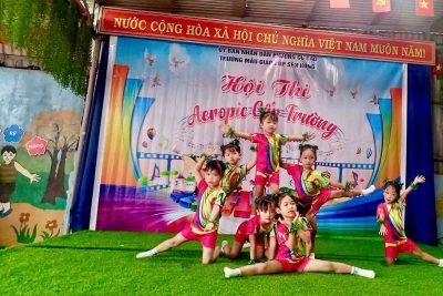 20/11/1982 – 20/11/2025 🌸🌸🌸 Trong không khí rộn ràng hướng về 43 năm Ngày Nhà giáo Việt Nam, cô và các em học sinh của trường Mẫu giáo Búp Sen Hồng lại có dịp cùng nhau lan tỏa những giá trị đẹp đẽ của nghề gieo chữ. Mỗi nụ cười, mỗi lời chúc, mỗi khoảnh khắc sẻ chia trong dịp đặc biệt này như một bó hoa tinh khôi gửi đến những người đang âm thầm thắp sáng tri thức cho bao thế hệ.  Hòa chung niềm vui ấy, nhà trường tổ chức hoạt động Aerobic giúp trẻ vận động thể chất khỏe mạnh, dẻo dai, vóc dáng hài hòa. Đây không chỉ là một sân chơi vui nhộn mà còn là cơ hội để các em khám phá sức mạnh của chính mình, rèn luyện sự tự tin và tinh thần đồng đội. Những bước nhảy rộn rã, những gương mặt bừng sáng hạnh phúc đã tạo nên một bức tranh đầy năng lượng và tươi trẻ trong ngày hội tri ân. Hoạt động Aerobic năm nay mang ý nghĩa đặc biệt hơn: Là lời chúc sức khỏe gửi đến các thầy cô – những người vẫn luôn kiên nhẫn đồng hành cùng học trò.  Là món quà trong trẻo từ các em – những “mầm xanh” khỏe mạnh, dẻo dai, lớn lên từng ngày dưới bàn tay chăm sóc của thầy cô. Và cũng là thông điệp của nhà trường về hành trình nuôi dưỡng thế hệ tương lai toàn diện, từ trí tuệ đến thể chất và cảm xúc. Nhân dịp kỷ niệm 20/11, xin kính chúc quý thầy cô thật nhiều sức khỏe, giữ mãi ngọn lửa nhiệt huyết để tiếp tục dẫn dắt học trò đến những chân trời mới. Xin chúc các em học sinh luôn vui tươi, khỏe mạnh và tiếp tục tỏa sáng trên hành trình trưởng thành.