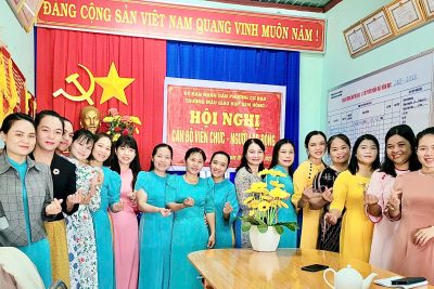 Ngày 20/10/2025. Hội nghị Viên chức, Người lao động năm học 2025 – 2026. Trong không khí dân chủ, cởi mở và đầy tinh thần trách nhiệm, Hội nghị Viên chức – Người lao động năm học 2025–2026 của Trường Mẫu giáo Búp Sen Hồng đã diễn ra thành công tốt đẹp. Tại hội nghị, toàn thể cán bộ, viên chức và người lao động đã cùng nhau lắng nghe, trao đổi, đóng góp ý kiến thẳng thắn, sôi nổi vì sự phát triển chung của nhà trường. Không khí đoàn kết, phấn khởi và quyết tâm cao lan tỏa trong suốt chương trình, thể hiện tinh thần đồng lòng, thống nhất của tập thể sư phạm Mẫu giáo Búp Sen Hồng. Hội nghị khép lại với niềm tin và kỳ vọng mới – rằng Trường Mẫu giáo Búp Sen Hồng sẽ tiếp tục gặt hái nhiều thành công, vươn lên mạnh mẽ, chắp cánh cho những mầm non tương lai của đất nước bay cao, bay xa hơn nữa.