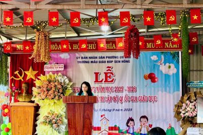 Sáng nay ngày 5/9/2025 trường Mẫu giáo Búp Sen Hồng, phường Cư Bao, tỉnh Đắk Lắk tham dự lễ khai giảng năm học 2025 – 2026.  Đây là năm học đầu tiên,  lễ khai giảng được tổ chức đồng bộ trên toàn quốc, từ cấp mầm non đến đại học, bao gồm cả công lập và ngoài công lập, gắn với kỷ niệm 80 năm thành lập Bộ Giáo dục và Đào tạo, được truyền hình trực tiếp trên kênh VTV1 của Đài Truyền hình Việt Nam và kết nối trực tuyến đến các cơ sở giáo dục, đào tạo trong cả nước.