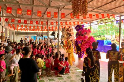 Hôm ngày mồng 06/10/2025 ( nhằm ngày 15/08 Âm lịch năm Ất Tỵ) Trường Mẫu giáo Búp Sen Hồng, phường Cư Bao, tỉnh Đắk Lắk tổ chức Hoạt động Vui Trung Thu cho các em học sinh, trong buổi hoạt động các cháu được trải nghiệm thú vị cùng cô giáo và bố mẹ trang trí mâm ngũ quả. Buổi chiều càng trở nên rộn ràng hơn bao giờ hết khi Chương trình Trung Thu cho các em học sinh bắt đầu.  Chương trình ý nghĩa này được diễn ra thành công nhờ sự đồng hành của Chùa Phổ Tế,  và gia đình anh chị Nga Bằng, phụ huynh học sinh của nhà trường  Chương trình được khởi động bởi màn múa Lân sôi động, thu hút của chùa Phổ Tế, tiếp theo là chương trình giao lưu chú Cuội – chị Hằng, màn múa lân từ các cháu học sinh lớp Lá, trò chơi “đoán nhanh có quà”, phá cỗ …  càng làm cho chương trình trở nên thú vị và ý nghĩa.  Có được một ngày Trung thu trọn vẹn và ý nghĩa như vậy nhờ sự hỗ trợ kịp thời và quý báu từ phụ huynh học sinh của nhà trường, Chùa Phổ Tế và gia đình anh chị Nga Bằng.  Sự chung tay này không chỉ giúp nhà trường tổ chức một chương trình chu đáo, mà còn mang đến cho các em có mâm cỗ đủ đầy, đặc biệt là những em có hoàn cảnh khó khăn, một cái Tết Trung thu thật ấm áp, tràn ngập yêu thương.  Nhà trường xin gửi lời cảm ơn chân thành nhất đến phụ huynh học sinh của nhà trường, Chùa Phổ Tế và gia đình anh chị Nga Bằng. Sự sẻ chia và hỗ trợ quý báu của Quý vị là nguồn động lực to lớn để nhà trường không ngừng nỗ lực vì sự phát triển toàn diện của thế hệ tương lai.  Chương trình Trung thu cho các cháu năm học 2025 tại trường Mẫu giáo Búp Sen Hồng, phường Cư Bao đã khép lại trong sự lưu luyến và những kỷ niệm đẹp. Sự kiện này một lần nữa khẳng định sức mạnh của tình người, của sự chung tay góp sức từ cộng đồng, góp phần vun đắp cho các em một tuổi thơ tươi đẹp, tràn đầy hạnh phúc.