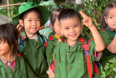 TRƯỜNG MẪU GIÁO BÚP SEN HỒNG TỔ CHỨC HOẠT ĐỘNG TRẢI NGHIỆM “LÀM CHÚ BỘ ĐỘI” CHÀO MỪNG NGÀY THÀNH LẬP QUÂN ĐỘI NHÂN DÂN VIỆT NAM  Hòa chung không khí thi đua sôi nổi chào mừng Ngày thành lập Quân đội Nhân dân Việt Nam 22/12, Trường Mẫu giáo Búp Sen Hồng đã tổ chức hoạt động trải nghiệm với chủ đề “Làm chú bộ đội” dành cho các bé.  Thông qua hoạt động, các bé được hóa thân thành những chú bộ đội nhỏ, mặc trang phục quân đội, tham gia các trò chơi vận động, tập đội hình – đội ngũ, chào cờ, rèn luyện tác phong nghiêm túc, kỷ luật. Bên cạnh đó, giáo viên đã giới thiệu cho trẻ những kiến thức đơn giản, gần gũi về hình ảnh người chiến sĩ Quân đội Nhân dân Việt Nam – những con người luôn dũng cảm, kiên cường, sẵn sàng bảo vệ Tổ quốc và giúp đỡ nhân dân.  Hoạt động trải nghiệm không chỉ mang lại cho trẻ niềm vui, sự hứng thú mà còn góp phần giáo dục lòng yêu nước, niềm tự hào dân tộc, giúp trẻ hình thành những phẩm chất tốt đẹp như tinh thần đoàn kết, ý thức kỷ luật, sự mạnh dạn và tự tin.  Thông qua các hoạt động ý nghĩa này, Trường Mẫu giáo Búp Sen Hồng mong muốn tạo cho trẻ những trải nghiệm thực tế bổ ích, góp phần giáo dục toàn diện, giúp các bé phát triển hài hòa cả về thể chất, trí tuệ và tình cảm.