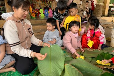 TRƯỜNG MẪU GIÁO BÚP SEN HỒNG – PHƯỜNG CƯ BAO, ĐẮK LẮK 🌿 **HOẠT ĐỘNG TRẢI NGHIỆM: “BÉ TẬP GÓI BÁNH CHƯNG – VUI TẾT CỔ TRUYỀN” 🌿  Nhằm giúp trẻ có cơ hội tìm hiểu và trải nghiệm nét đẹp văn hóa truyền thống của dân tộc Việt Nam mỗi dịp Tết đến, xuân về, Trường Mẫu giáo Búp Sen Hồng đã tổ chức hoạt động trải nghiệm “Bé tập gói bánh chưng” cho các bé tại lớp.  Hoạt động được tổ chức với mong muốn mang đến cho trẻ những trải nghiệm gần gũi và ý nghĩa. Dưới sự hướng dẫn của cô giáo, các bé được quan sát, làm quen với các nguyên liệu quen thuộc để gói bánh như gạo nếp, lá dong, lá chuối, dây lạt… và trực tiếp tham gia vào các công đoạn đơn giản trong quá trình gói bánh. Qua đó, trẻ được khám phá thêm về món ăn truyền thống của dân tộc, hiểu hơn về ý nghĩa của chiếc bánh chưng trong ngày Tết cổ truyền.  Không khí hoạt động diễn ra vui tươi, hào hứng. Các bé tỏ ra thích thú khi được tự tay tham gia trải nghiệm, cùng cô giáo và các bạn chuẩn bị những chiếc bánh chưng nhỏ xinh. Đây không chỉ là một hoạt động trải nghiệm thú vị mà còn là dịp để giáo dục trẻ biết trân trọng những giá trị văn hóa truyền thống, đồng thời rèn luyện sự mạnh dạn, tự tin và tinh thần hợp tác khi tham gia các hoạt động tập thể.  Sau khi hoàn thành việc gói bánh, những chiếc bánh chưng sẽ được nấu chín để các bé cùng thưởng thức tại lớp và mang về chia sẻ với gia đình. Niềm vui hiện rõ trên khuôn mặt các con khi được cầm trên tay thành quả do chính mình tham gia làm nên.  Hoạt động trải nghiệm “Bé tập gói bánh chưng” không chỉ mang lại niềm vui cho trẻ mà còn góp phần tăng cường sự gắn kết giữa gia đình và nhà trường trong công tác chăm sóc, giáo dục trẻ. Thông qua những hoạt động ý nghĩa như vậy, các bé thêm yêu trường, yêu lớp và hứng thú hơn khi tham gia các hoạt động học tập, vui chơi tại trường.  Nhà trường xin chân thành cảm ơn sự quan tâm, đồng hành và phối hợp của Quý phụ huynh trong việc tạo điều kiện để các hoạt động trải nghiệm của trẻ được diễn ra vui tươi, an toàn và ý nghĩa. 🌸